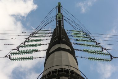 Yüksek voltajlı elektrik pilon mavi gökyüzü karşı