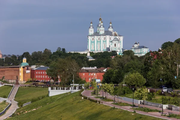 Utsikt över katedralen i Smolensk, Ryssland. 2 juni 2016. — Stockfoto