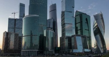Moskova yeni şehir zaman atlamalı gün batımında. 7 Temmuz 2016.