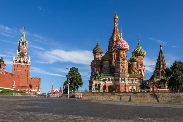 Catedral de San Basilio y Torre Spasskaya en la Plaza Roja de Moscú, Rusia — Foto de Stock