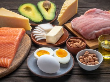 Ketogenik diyet yeme konsepti. Ahşap zemin üzerinde iyi yağ kaynakları seçimi