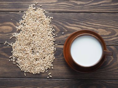 Ahşap arka planda yulaf sütünü kapat. Vejetaryen diyeti kavramı..