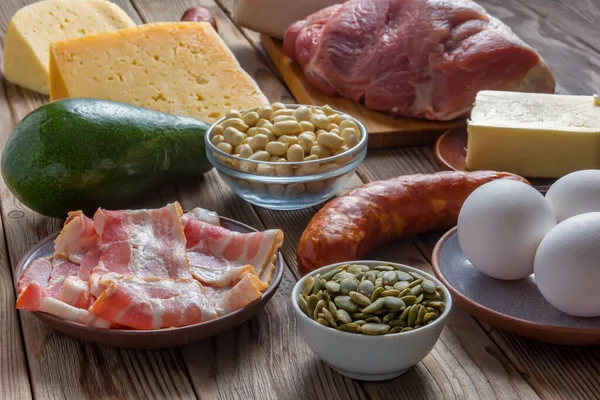 Keto diyet gıda malzemeleri. Düşük karbonhidratlı yiyecekler. Fişini çek. Yumuşak odak.