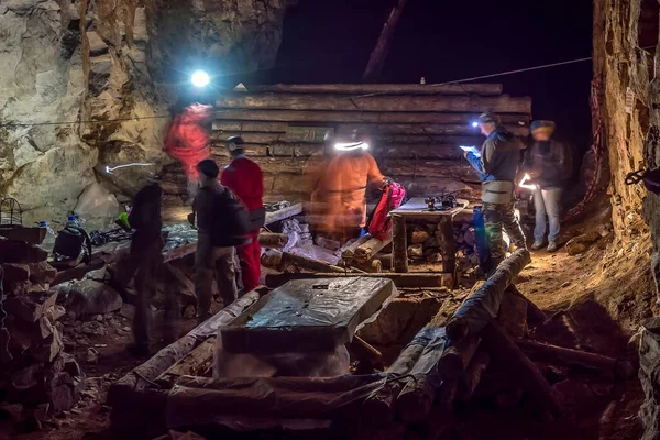 Speleologové Jeskynním Základním Táboře — Stock fotografie