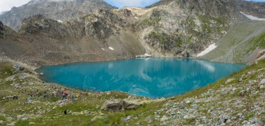 Mavi dağ gölündeki turist kampındaki panoramik çadır manzarası