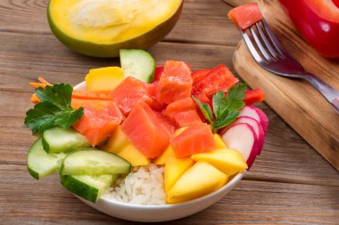 Hawaii salatasını çatalla dürt. Kapatın. Yumuşak odaklanma. Hazırlamak için sadece pilav, somon ve sebze alın..