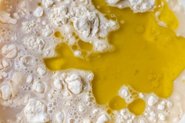 un ve zeytinyağı su arka planında