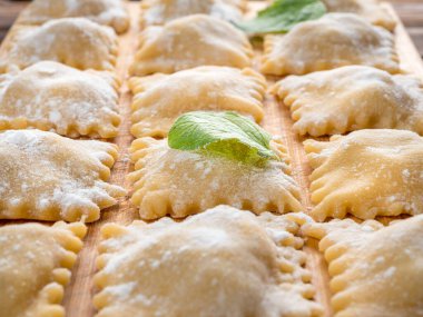 Taze ev yapımı Ravioli 'nin yakın görüntüsü. Yumuşak odak.