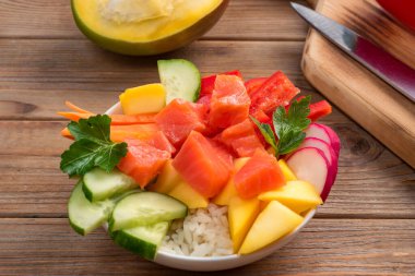 Hawaii 'den salata dürt. Kapatın. Yumuşak odaklanma. Hazırlamak için sadece pilav, somon ve sebze alın..