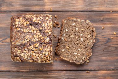 Tahta arka planda kahverengi ev yapımı ekmeğin üst görünümü