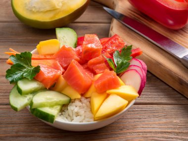 Hawaii 'den salata dürt. Kapatın. Yumuşak odaklanma. Hazırlamak için sadece pilav, somon ve herhangi bir sebze al.