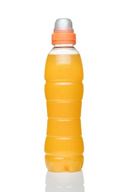 Bir şişe izotonik enerji içeceği ve çiğ ile kaplı sarı sıvı. Beyaz arkaplanda izole edilmiş spor içeceği.