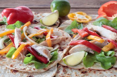 Izgara soğanlı tavuk fajita ve dolmalık biber ve tortilla..