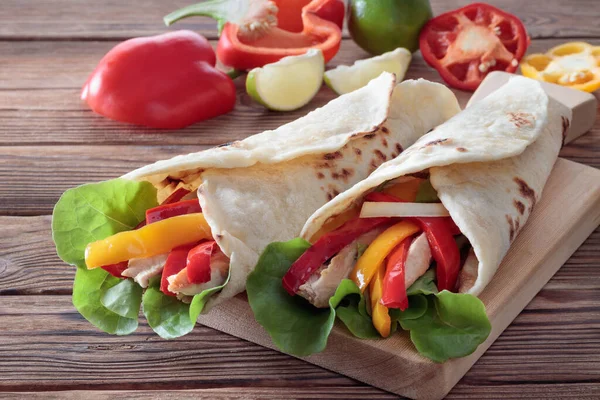 Chicken Fajitas Grilled Onions Bell Peppers Tortillas Wooden Board Soft — Stock Photo, Image