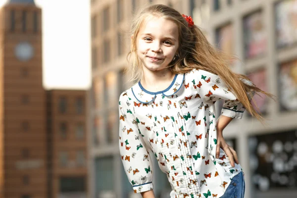 Menina em óculos de sol posando no fundo do edifício — Fotografia de Stock