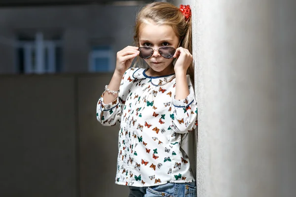 Menina em óculos de sol posando — Fotografia de Stock