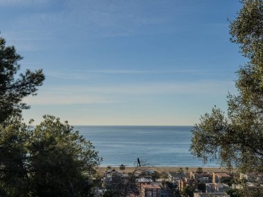 Arka planda mavi gökyüzü olan güzel bir okyanus manzarası. Okyanus sakin ve huzurlu.