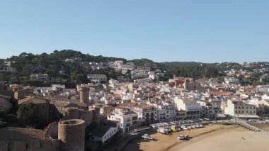 Mavi gökyüzü ve birkaç bulutla bir şehir manzarası