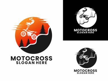 Havanın ortasında bir motokros sürücüsünü gösteren dinamik vektör illüstrasyon logosu, çam ağaçları ve tepelerle birlikte turuncu bir günbatımı arka planına sıçrıyor. Adrenalin ve hızı simgeliyor..
