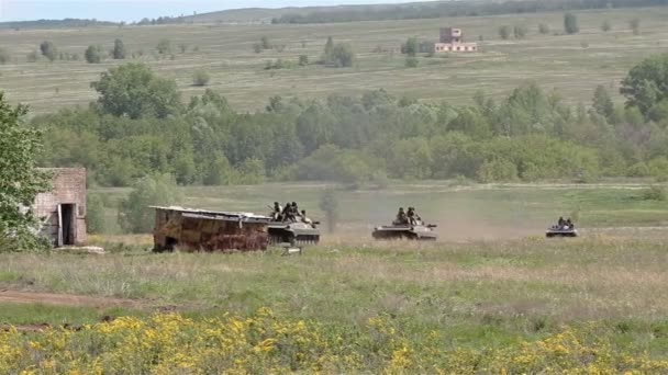 Transport de troupes blindé transportant des soldats — Video