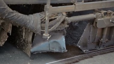 Yeni asfalt yol pisti yapar