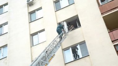 Yangın merdivenleri ile adam kurtarma kişiden