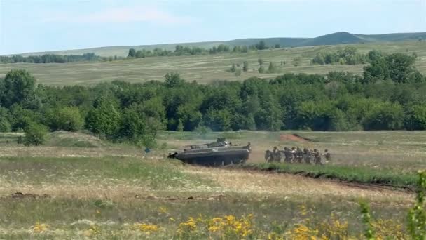 Soldiers and tank attacking on battlefield — Stock Video