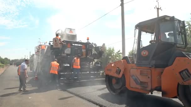 Дорожній каток виробляє новий асфальт — стокове відео