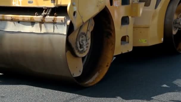 Road rink makes new asphalt — Stock Video