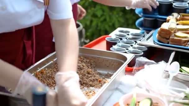 Comida gratuita para personas sin hogar y refugiados — Vídeos de Stock