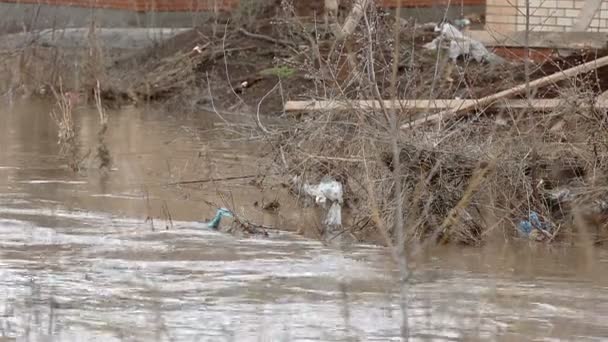 Acqua sporca del fiume marrone e spazzatura — Video Stock