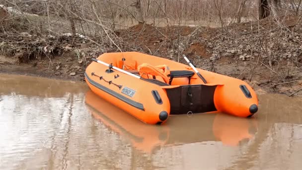 Спасательная лодка в воде во время наводнения — стоковое видео