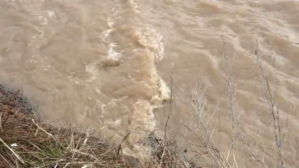 Brudne brązowy rzeka woda i śmieci — Wideo stockowe