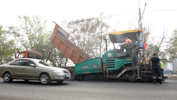 Pista de carretera hace asfalto nuevo — Vídeos de Stock
