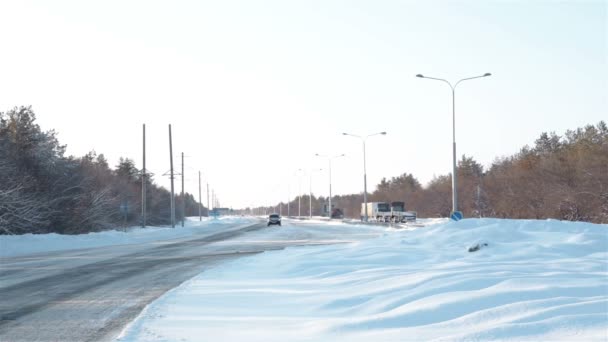 Холодная зимняя дорога со снегом и льдом — стоковое видео