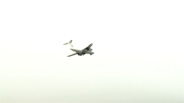Het vliegtuig komt in het land in regenachtig en bewolkt weer — Stockvideo