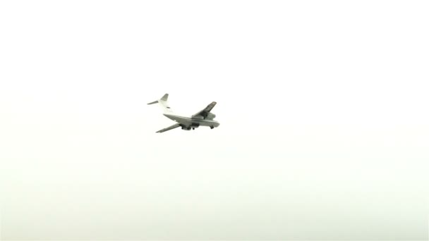 The plane comes in to land in rainy and cloudy weather — Stock Video