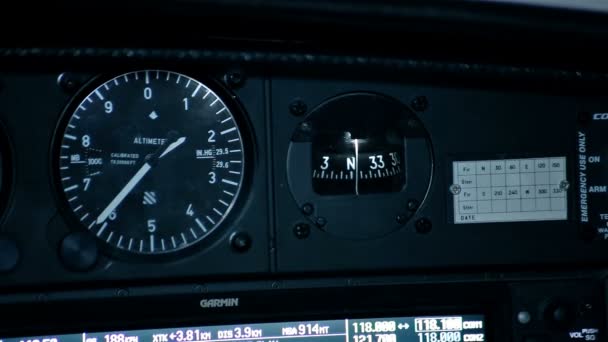 Instrumentos do painel de controle de trabalho em um avião — Vídeo de Stock