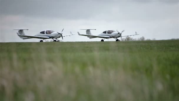Kis magán repülőgépek a zöld mező — Stock videók