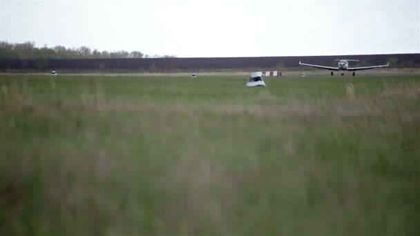 Kleine particuliere vliegtuigen op groene veld — Stockvideo