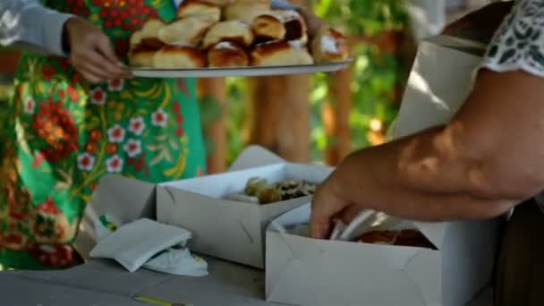 Deliciosos pães rosados em uma bandeja na feira — Vídeo de Stock