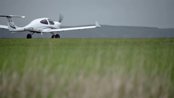 Pequeños aviones privados en el campo verde — Vídeos de Stock