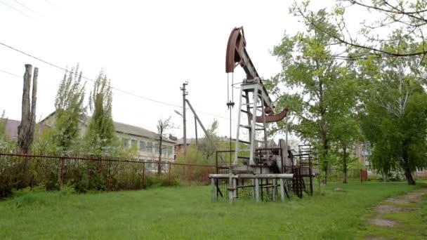 Old rusty abandoned idle Oil derrick — Stock Video