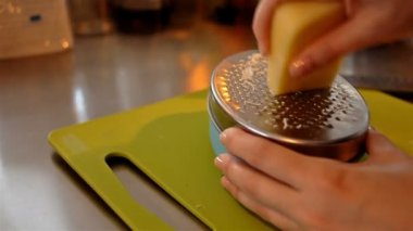 closeup ızgara peynir metal rende ile vurdu.