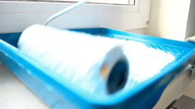 Silindir ve boya kovası atış kapatın