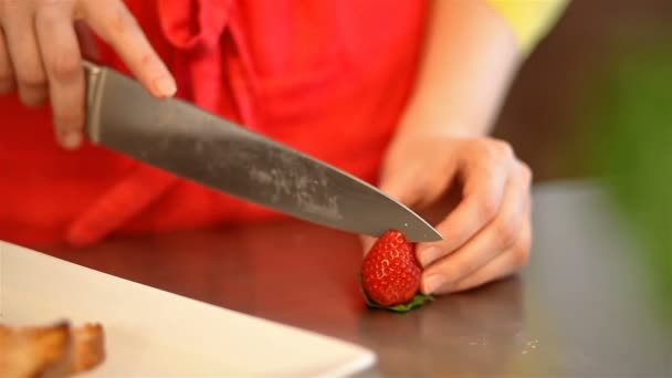 Середній постріл кухар шматочок полуниці — стокове відео