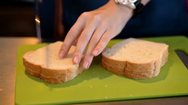 Střední záběr ženy řezání chleba — Stock video