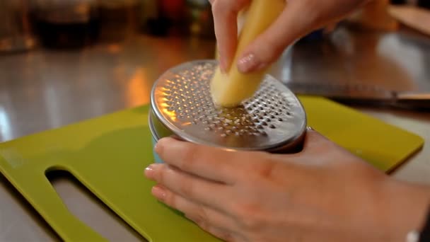 Gros plan râper fromage avec râpe métallique — Video
