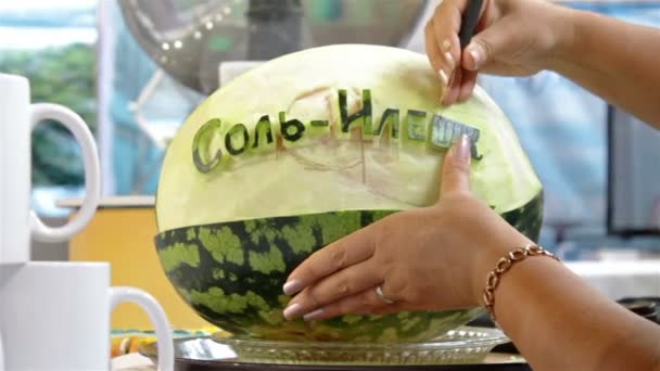 Mujeres de tiro medio tallando sandía — Vídeo de stock