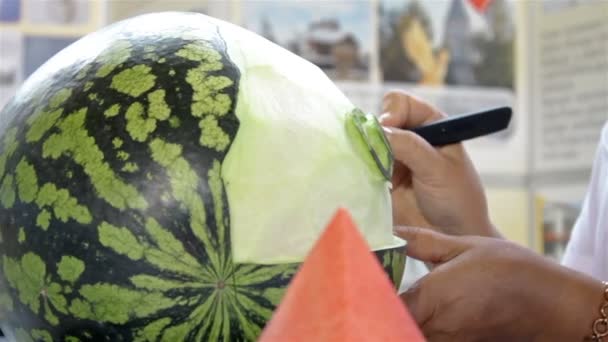 中东拍摄妇女雕刻西瓜 — 图库视频影像